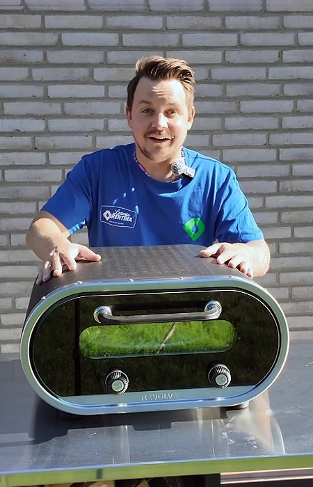 <h4><strong>When you open the oven, the stone comes out so baking your pizza is a breeze</strong></h4>